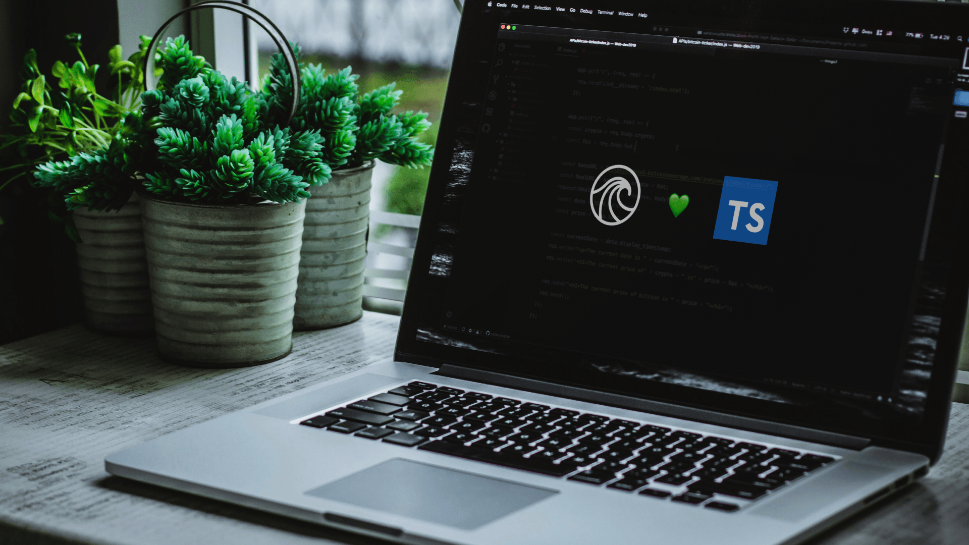 コンピュータのモニターに映し出されたScriptideとTypeScriptのロゴ。